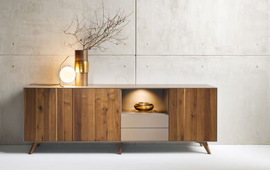 Sideboard Anrei Puro in Astnuss und Glas